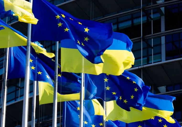 Unabhängige Nachrichtenagenturen, die korrekt über Kriege und Krisen berichten, sind bedeutsam für die Demokratie. Wie Agenturen gesichert werden, fragen nun MEP Lukas Mandl und Dutzende weitere Europa-Parlamentarier bei der Europäischen Kommission nach. Foto: Europa-Parlament