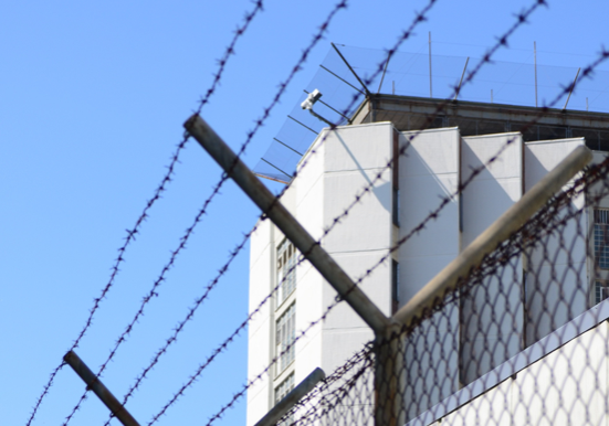 Die Gefängnisse werden entlastet und sicherer: Der Justizausschuss des Nationalrates beschloss die Strafvollzugsnovelle 2026. Foto (Stuttgart Stammheim): Pixabay / Ute Friesen