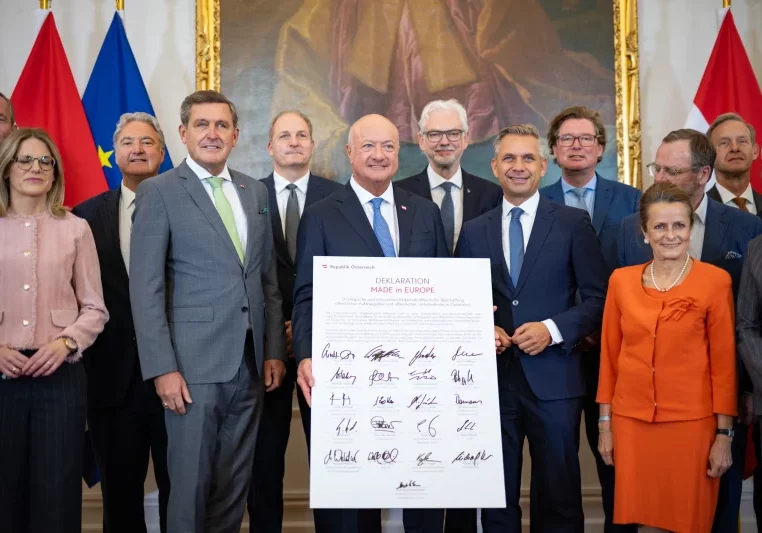 Schulterschluss zwischen Politik und Wirtschaft für mehr Investitionen in Europa. Die "Made in Europe - Deklaration" im Umfang von 67 Milliarden Euro wurde im Kanzleramt unterzeichnet. Foto: Jakob Glaser