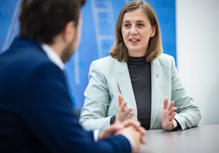 Mit dem Zukunftsdepot sieht Finanzstaatssekretärin Barbara Eibinger-Miedl für Kinder bessere Startchancen gegeben. Foto: Büro BMFStS