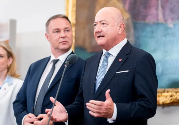 Bundeskanzler Christian Stocker drängt (ÖVP) auf Stabilität in der Regierungsarbeit. Vizekanzler Andreas Babler (SPÖ) wird von seiner Partei zum Jahreswechsel abgelöst. Foto: BKA / Florian Schrötter