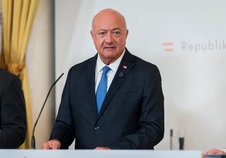 Die Regierung arbeite „gemeinsam mit voller Kraft am Aufschwung für Österreich”. Bundeskanzler Christian Stocker nach der Arbeitssitzung der Regierungsspitze. Foto: BKA/Florian Schrötter