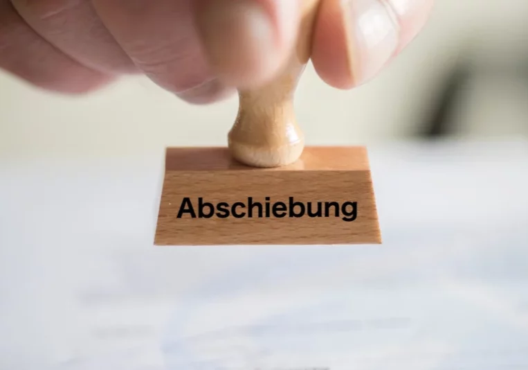 Abschiebungen steigen auf einen neuen Rekordwert, während die Asylanträge einen Tiefststand erreichen. Das Innenministerium veröffentlichte am Freitag die aktuelle Asylstatistik. Foto: iStock/Stadtratte